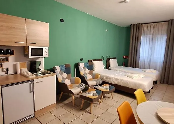 With Free Private Parking Apartamento