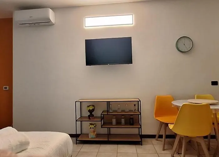 With Free Private Parking * Como