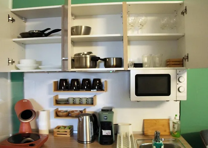 With Free Private Parking Apartment *