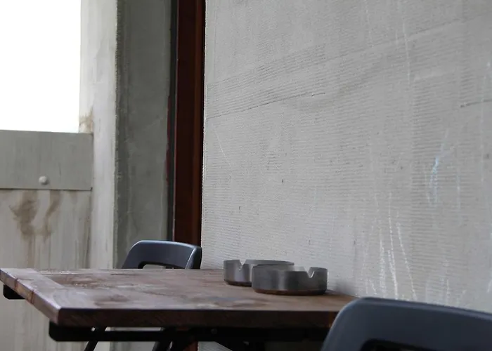 With Free Private Parking コモ