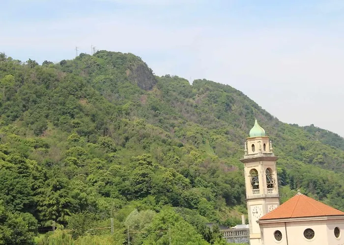 With Free Private Parking アパート コモ